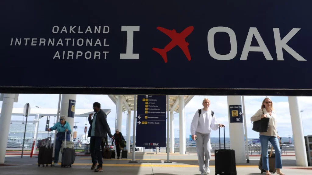 Black luxury sedan providing town car service from Oakland airport to San Francisco and Napa Valley